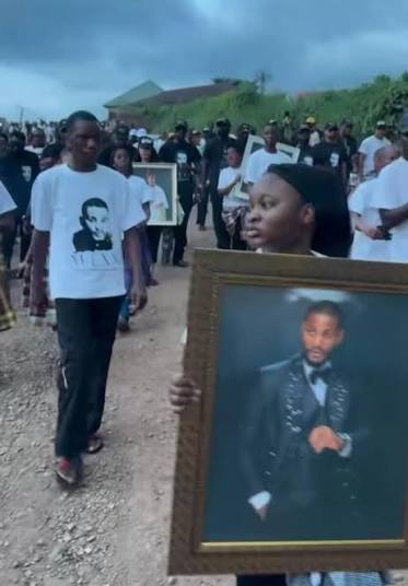 En ce moment : Les larmes coulent librement alors que les restes de  l'acteur nigérian décédé Alexx Ekubo arrivent dans son village à l'approche  de la cérémonie d'enterrement aujourd'hui . Des collègues,