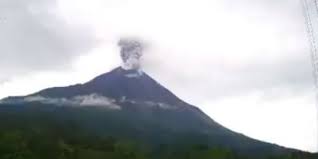 Saat merapi meletus, angin bertiup ke barat dan membawa hujan abu. Gunung Merapi Kembali Meletus Warga Diminta Waspada Dan Tetap Tenang Merdeka Com