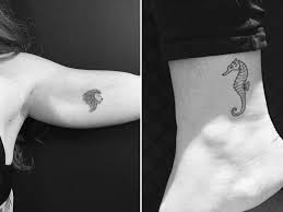 Los Tatuadores Mas Famosos Detras De Todas Las Celebridades Mini Tatuajes Es importante probar como se ve tu tatuaje en distintos tipos de letra para encontrar una armonia perfecta entre la frase o el nombre y la tipografia. los tatuadores mas famosos detras de