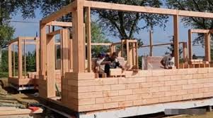 Pentru casele din lemn, în ciuda prejudecăţilor existente, din punct de vedere tehnic şi al costurilor, locuinţele individuale se dovedesc a fi confortabile şi rezistente în timp. Constructie Casa Din Caramizi Din Lemn