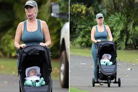 Singer katy perry and actor orlando bloom have announced the birth of their daughter daisy dove bloom. Katy Perry Goes For A Stroll With Baby Daisy In Hawaii
