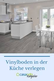 Sind sie auf der suche nach einem pflegeleichten, feuchtigkeitsbeständigen, fußwarmen und preiswerten bodenbelag. Vinylboden In Feuchtraumen Casando Ratgeber Vinylboden Vinylboden Kuche Grauer Vinylboden