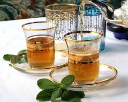Image de thé vert à la menthe et gingembre marocain verre traditionnel
