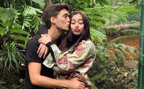 Alamat suami gaib, aura kasih masih video call dengan eryck amaral. Eryck Amaral Replies To The Sarcasm Of Aura Of Love Here S The Sentence Netral News