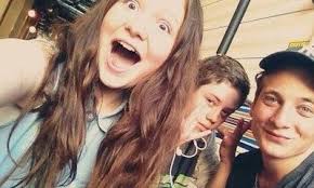 Emma Kenney, Ethan Cutkosky and Jeremy Allen White. Debbie, carl, and lip<3  Love this picture.