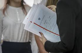 Zakończenie roku szkolnego w 2020 roku: Jak będzie wyglądać rozdanie  świadectw? O terminie odbioru świadectwa zadecydują dyrektorzy szkół -  plus.gloswielkopolski.pl