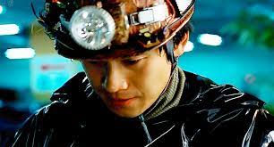 2003년 4월 4일에 개봉했으며 배급은 싸이더스, dvd는 cj엔터테인먼트에서 출시되었다. ì§€êµ¬ë¥¼ ì§€ì¼œë¼ ê· ëž¨