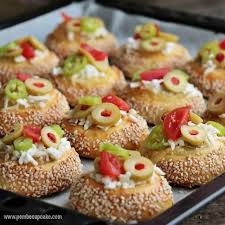 Biz Geldik Pizza Pogacalar Simit Tadinda Harika Bir Lezzet Oldu Pazar Kahvaltiniz Icin Deneyin Tarife Profilimdeki Mavilinkten Kola Food Recipes Breakfast