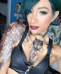 Sasha Banks con un tributo a Ruby Riott.