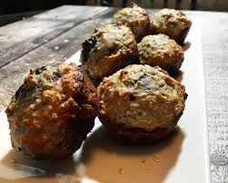 Dans Un Bol Melanger Les Ingredients Secs La Farine Les Flocons D Avoine Poudre A Pate Le Bicarbonate Et Le Sel Dans Un Autre Cupcake Cakes Desserts Food