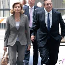 Manda in tv i suoi ministri a fare figuracce, mario draghi , e intanto ha già deciso tutto, da solo. La Sobrieta Elegante Di Serena Cappello Moglie Di Mario Draghi