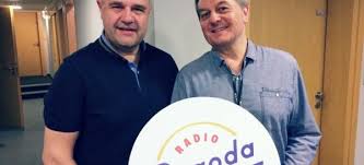 Serca widzów podbił już w 1998 roku, wcielając się w rolę karola krawczyka w serialu miodowe lata. Gosc Radia Pogoda Cezary Zak Aktor Radio Pogoda