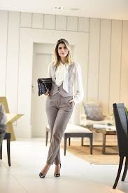Calça Social Bege Feminina Combina Com Qual Cor De Camisa Spfw Look 01 Day 1 Meu Look Boyish Ideias Fashion Look Com Colete Casacos Femininos