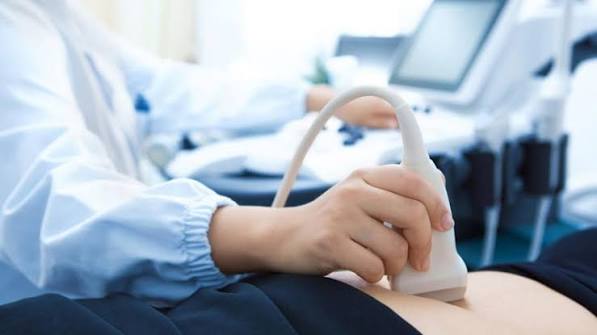 Sau khi que thử thai dương tính hoặc có dấu hiệu bất thường, bạn nên khám và siêu âm sớm để xác nhận thai kỳ