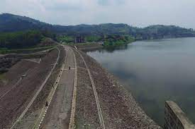 Sebagian area di waduk saguling yang dulunya terendam air, kini sudah mengering sehingga beberapa titik bisa digunakan untuk pejalan kaki. Waspada Debit Air Waduk Saguling Mendekati Batas Tertinggi Kebencanaan