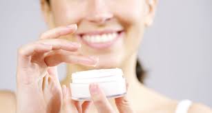 Las cremas que toda mujer con manchas en la cara debe de usar para acabar con ellas las cremas de seytu son.en este articulo te mostramos como puedes eliminar las manchas de la cara causadas por el sol, acne o por embarazo y los tratamientos para la melasma. Crema Para Manchas En La Cara Como Quitar La Manchas De La Cara Salud Correo