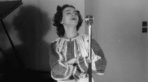 La cererea sa, a fost transferata in functia de folclorist la orchestra „taraful gorjului din tg. Portret Maria TÄƒnase Un Fenomen Unic In Muzica RomaneascÄƒ