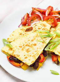 Quesadilla A L Avocat Et Salade De Tomates Fraiches Salade Tomate Recette Quesadilla