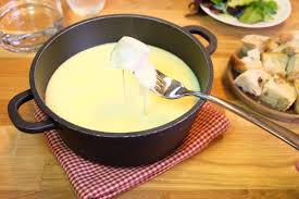 Fondue Savoyarde Fonduesavoyarde Fondue Savoyarde En 2020 Fondue Savoyarde Recette Fondue Savoyarde Recette Fondue