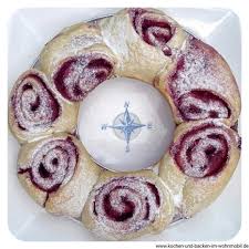 Brombeer Pudding Hefeschnecken Mit Cremiger Fullung Aus Dem Omnia Kochen Und Backen Im Wohnmobil De Hefeschnecken Kochen Und Backen Lebensmittel Essen