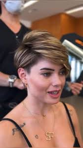 Dina Reyes Lainez (dinareyeslainez)