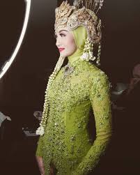 Idocrase sungai dareh pucuk pisang super warna hijau solid dimensi jumbo 24mm ring perak tempahan kode 030. Baju Kahwin Hijau Baju Pengantin Warna Hijau Diary Hijaber