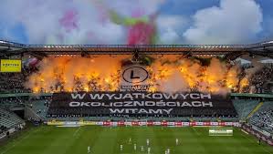 Pełne trybuny, głośny doping już na długo przed pierwszym gwizdkiem sędziego. Ultras World Legia Warszawa Vs Slask Wroclaw 21 06 2020 Facebook