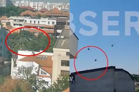 La un moment dat, aparatul a pierdut altitudine și a aterizat forțat în piața charles de gaulle, pe unul dintre principalele bulevarde din capitală, aviatorilor. Teklcoqpftbarm