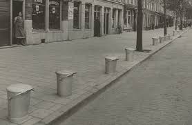 Het luchtalarm is ooit ingevoerd om de bevolking te waarschuwen voor een luchtaanval, maar het kan ook worden gebruikt bij andere gevaren, zoals luchtvervuiling Toen Nu Het Anachronistische Leven Van Juffrouw Jo