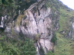 Banyak yang percaya begitu saja gambar dan cerita tersebut. Batu Gantung Kisah Cinta Yang Tak Sampai Halaman All Kompasiana Com