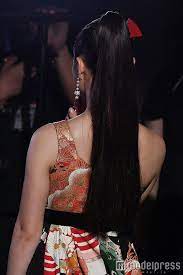 画像1 10 土屋太鳳 妖艶和柄ドレスで美デコルテ披露 2度目の レコ大 司会 和柄ドレス 太 女の子 ファッション