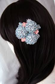 羽二重12匁の作品です 青い花は考えながら作ったので大層時間がかかりました ブルーとピンク どちらもパステル調に近いですが 少しトーンを落として染めた布なので 落ち着いた印象です 本体が大きくなりすぎて コームの歯の部分が見えなくなりました つまみ細工