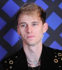 Machine Gun Kelly • Größe, Gewicht, Maße, Alter, Biographie, Wiki
