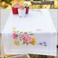 Chemin De Table A Broder Fleurs Printanieres Vervaco La Maison Du Canevas Et De La Broderie Points De Broderie La Maison Du Canevas Fleurs Au Point De Croix