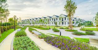 Menghadirkan taman yang tertata rapi dan juga sejuk tentunya menjadi idaman semua orang. Eco Botanic Amongst Soft Grass And Pure Class
