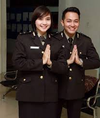 Baju safari merupakan sebuah baju pria bermodel jas yang dilengkapi dengan saku dibagian sekalipun diklasifikasikan ke dalam jenis jas, namun baju safari yang dibuat khusus untuk para pria ini kebanyakan menggunakan model kerah. Yuk Mengenal Jenis Jenis Seragam Polisi Di Indonesia Fopasbin