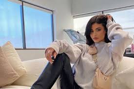 From more eccentric colors such as pink and green, to an icy blonde bob or long, dark locks, jenner's hair differ. Kylie Jenner Y Kanye West Son Las Estrellas Mejor Pagadas De 2020 Para Forbes