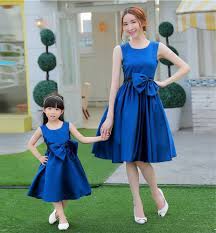 Abiti eleganti mamma e figlia : Vestiti Uguali Mamma E Figlia Corti Per Cerimonia Colore Blu Fatti Su Misura In Raso Con Fiocco In Vita A Girocollo Sposamore