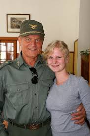 Terence' frau lori schreibt das drehbuch, terence selbst ist als regisseur und anschließend gönnt sich terence hill ein jahr pause, bevor die noch immer hervorragenden quoten der serie ihn 2004. Bud Spencer Dokumentarfilm Seite 15