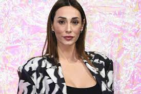 Born and raised in kent, england, brett lorenzini has wanted to be an actor since a young age. Gf Vip Sonia Lorenzini The Dress Costs An Insane Amount But It Looks Like A Duster Ruetir