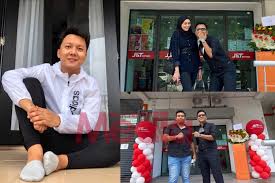 Selain mengendalikan slot prediu era dan super 40 era di konti radio nombor satu negara, figura sebelum bergelar deejay di era.fm dan pengacara di saluran televisyen astro, radin beranikan diri. Our First Business Baby Bersama Cebur Diri Dalam Bisnes Radin Era Buka Francais Courier Service Miliknya Sendiri Media Hiburan