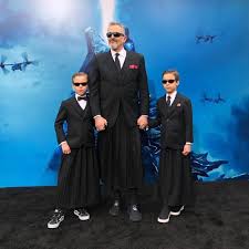 Ouça músicas de miguel bosé como 'te amare', 'libre ya de amores', 'te digo amor', 'con las ganas de decirte (feat. Miguel Bose Y Sus Hijos Posaron Con Falda En Alfombra Roja Modo Fun