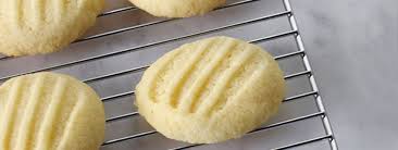 Prechauffer Le Four A 300 F 150 C Tapisser Des Plaques A Patisserie De Papier Parchemin Battre Le Beurre Shortbread Recipes Shortbread Cookies Shortbread