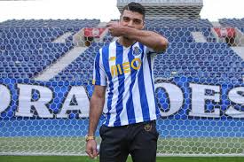 مهدی طارمی (زاده ۲۷ تیر ۱۳۷۱ در بوشهر) بازیکن فوتبال اهل ایران در پست مهاجم است که برای باشگاه پورتو پرتغال و تیم ملی ایران بازی می‌کند. Ø§Ù†ØªÙ‚Ø§Ù„ Ø¨Ø²Ø±Ú¯ ÙÙˆØªØ¨Ø§Ù„ Ø§ÛŒØ±Ø§Ù† Ø·Ø§Ø±Ù…ÛŒ Ø¯Ø± Ù¾ÙˆØ±ØªÙˆ ÙˆØ±Ø²Ø´ Ø³Ù‡