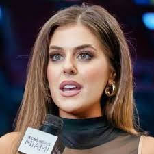 Social Media Has Fallen In Love With Stunning Miami Heat Reporter Trish  Christakis Full story via 🔗 in comments. 👇