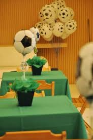 Decora el ambiente con estilo y mucha clase. Resultado De Imagen Para Cumpleanos Infantil De Futbol Centro De Mesa Futbol Fiesta De Futbol Fiestas Tematicas De Futbol