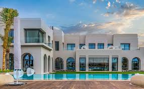 This Lavish Emirates Hills Villa Offers A True Taste Of Dubai Luxury Beach House Luxury Neighborhoods House