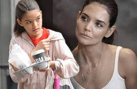 She is a very quick learner as she learned how to ride a dirt bike in less than two hours. Suri Zu Katie Holmes Mama Bitte Iss Was