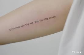 120 Frases Para Tatuajes Cortas En Espanol Ingles Latin Compartir contigo palabras y frases para tatuajes, las mas bonitas, originales y cortas sobre la vida o el amor, ya sea en espanol o ingles traducidas, y por supuesto para hombres y mujeres. 120 frases para tatuajes cortas en