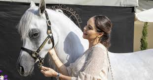 Interrogée par un employé de l'école où elle travaillait, elle aurait assuré que les proches étaient «d'un grand soutien» et qu'elle était amoureuse. Nabilla Enceinte Avec Thomas Elle Affronte Sa Peur Des Chevaux Purepeople